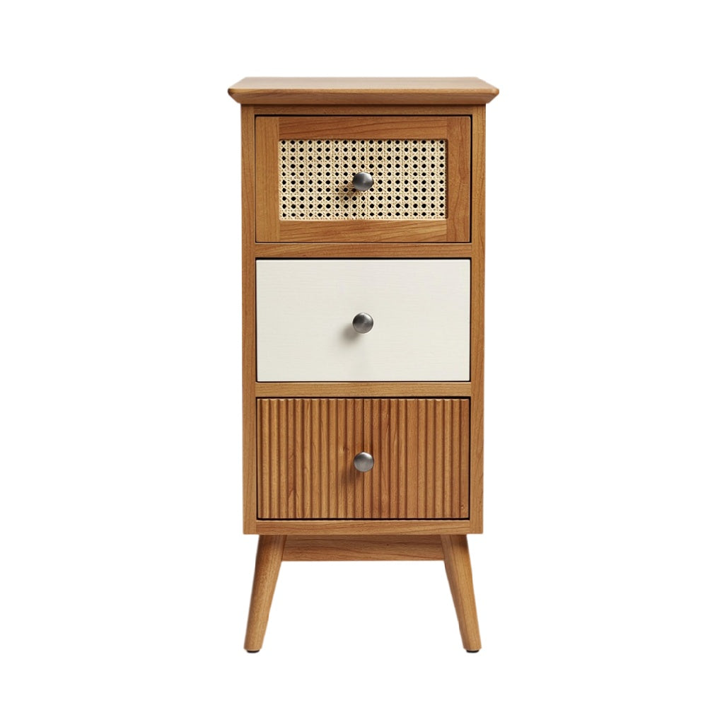 **Houten nachtkastje met rieten detail en drie lades**