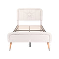 **Moderne bed met kunstleren hoofdbord en houten poten**